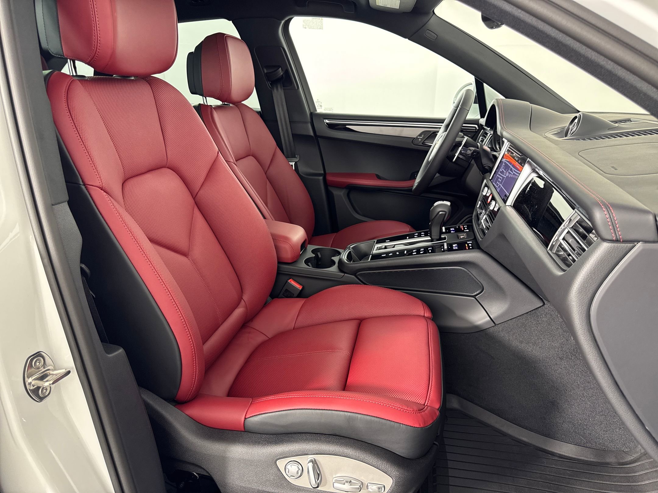 Certified 2026 Porsche Macan image 27