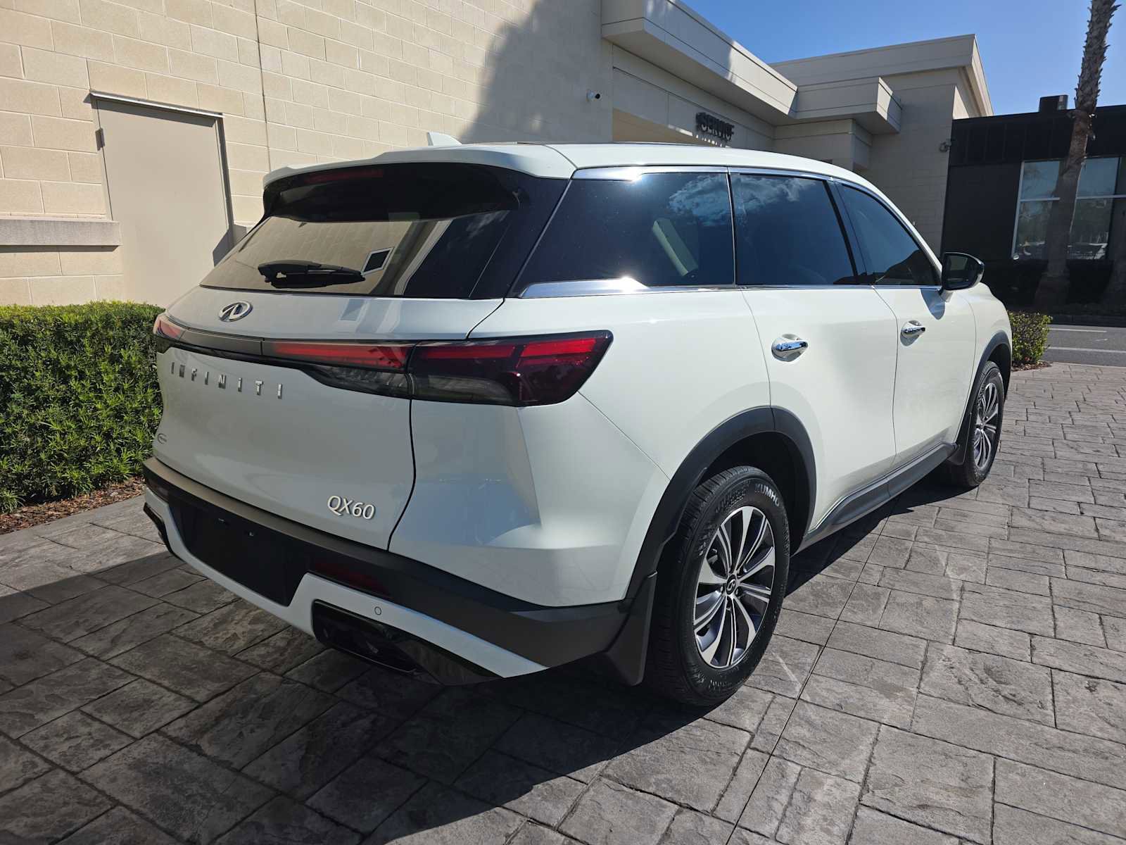 Used 2023 INFINITI QX60 Pure FWD image 3