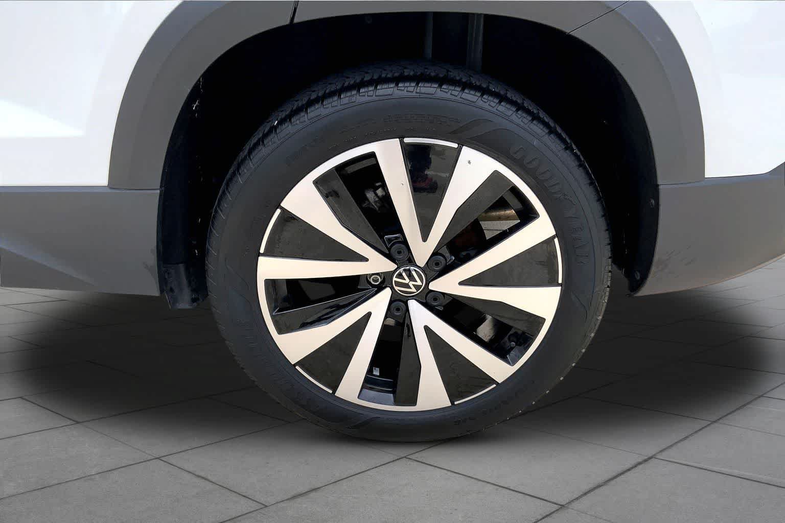 Used 2024 Volkswagen Taos SE FWD image 11