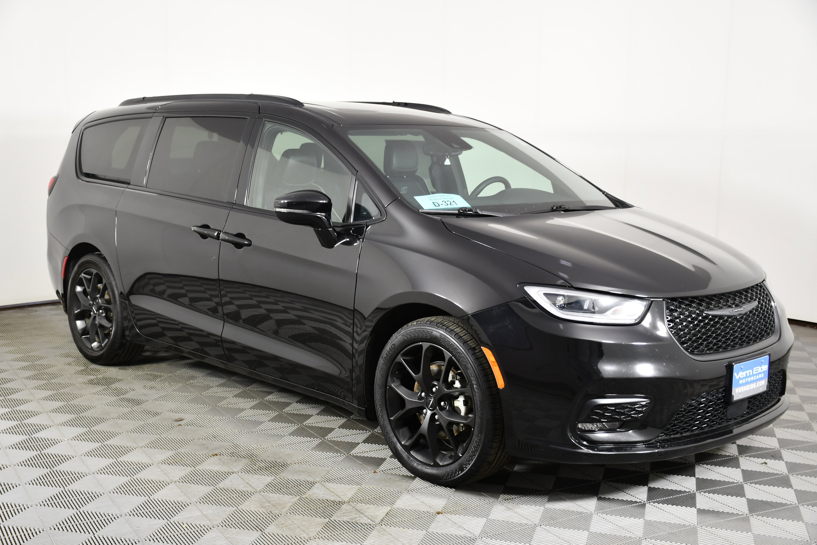 Used 2025 Chrysler Pacifica Limited image 4