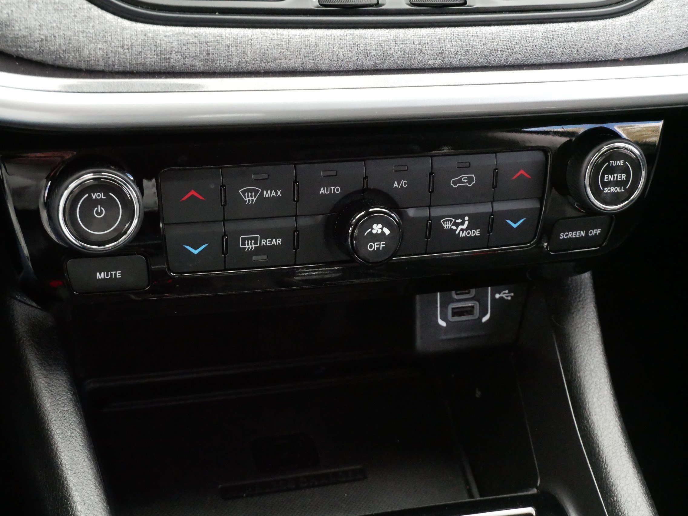 Used 2022 Jeep Compass Latitude w/ Sun and Sound Group AWD/4WD image 23