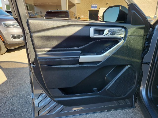 Used 2021 Ford Explorer Limited w/ Equipment Group 301A AWD/4WD image 21