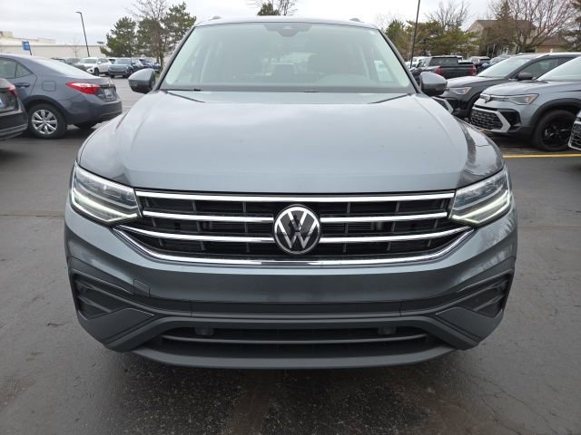 Certified 2023 Volkswagen Tiguan SE w/ Panoramic Sunroof Package image 2