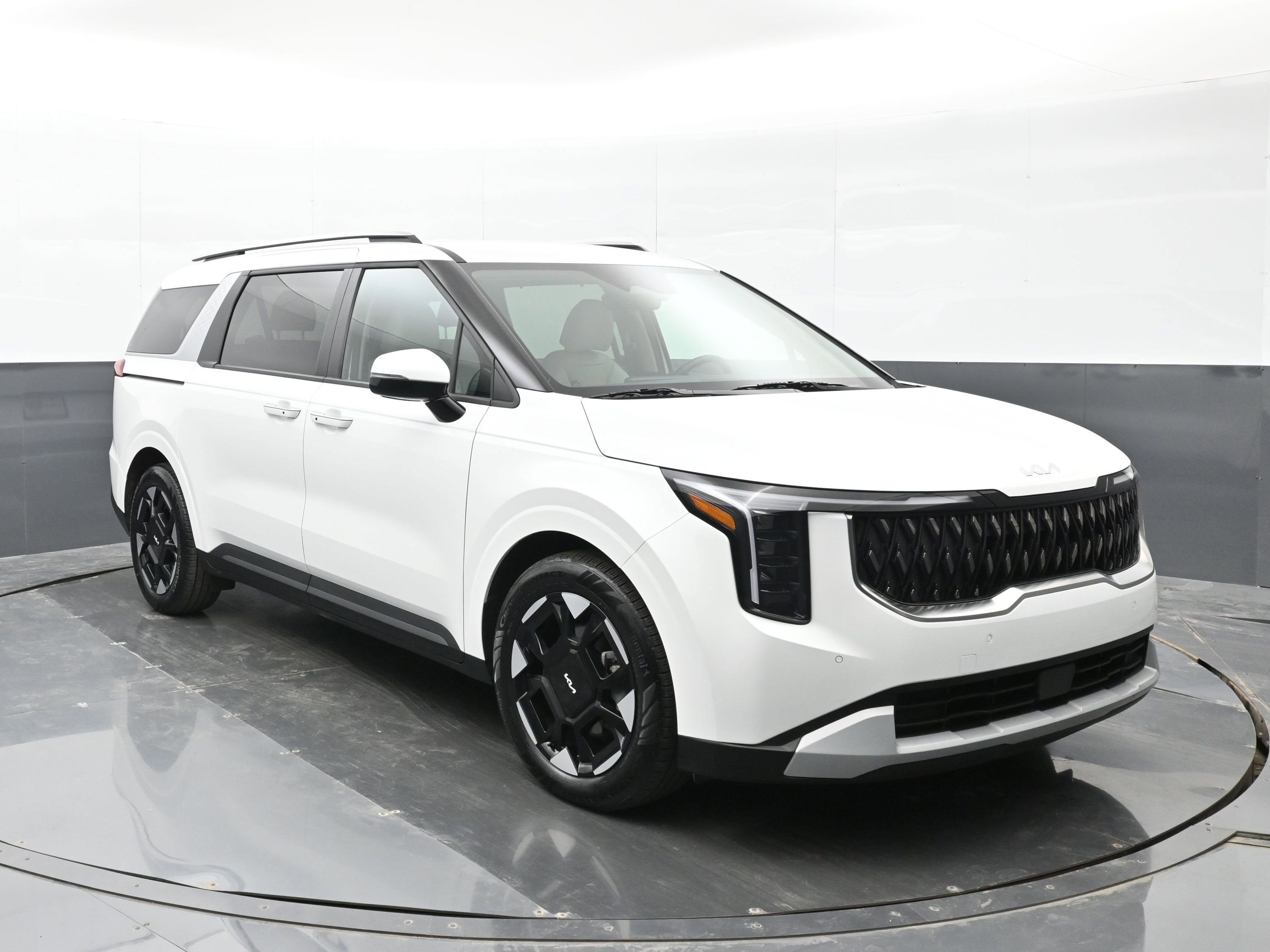 Used 2025 Kia Carnival EX image 2