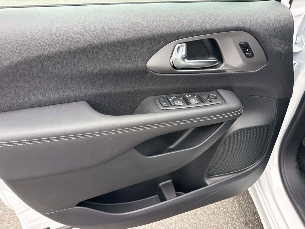 New 2026 Chrysler Pacifica Select image 18