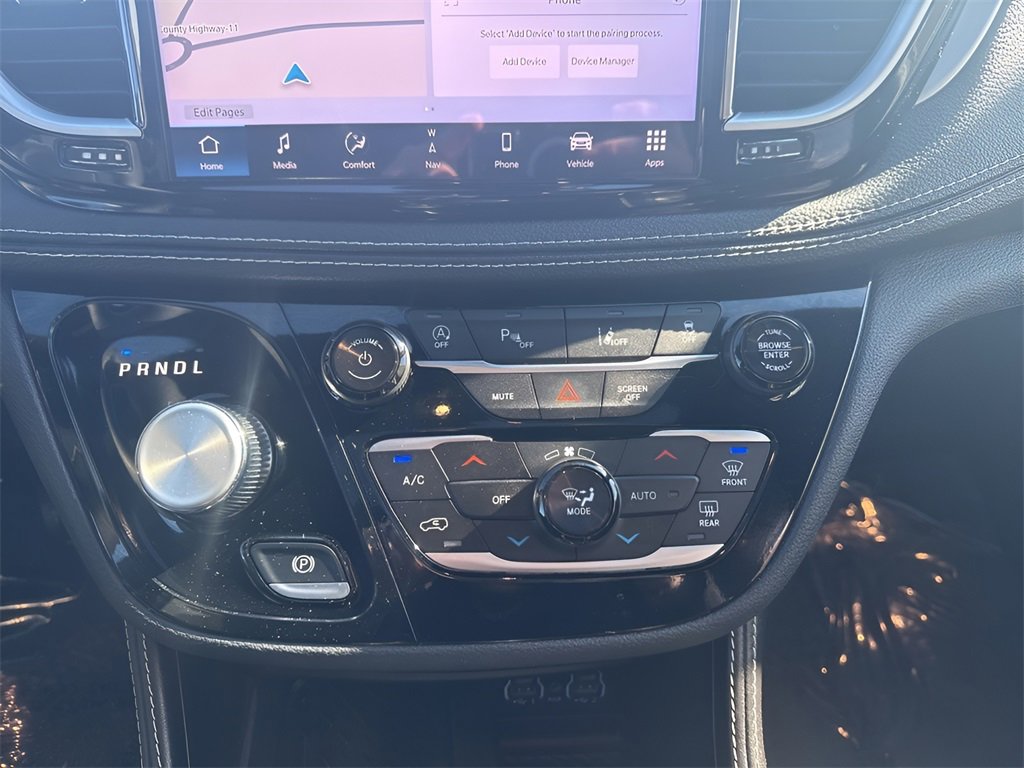 Used 2025 Chrysler Pacifica Limited image 23