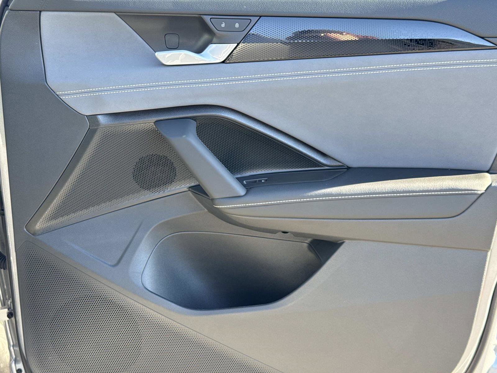 Used 2025 Volkswagen Tiguan SE image 17