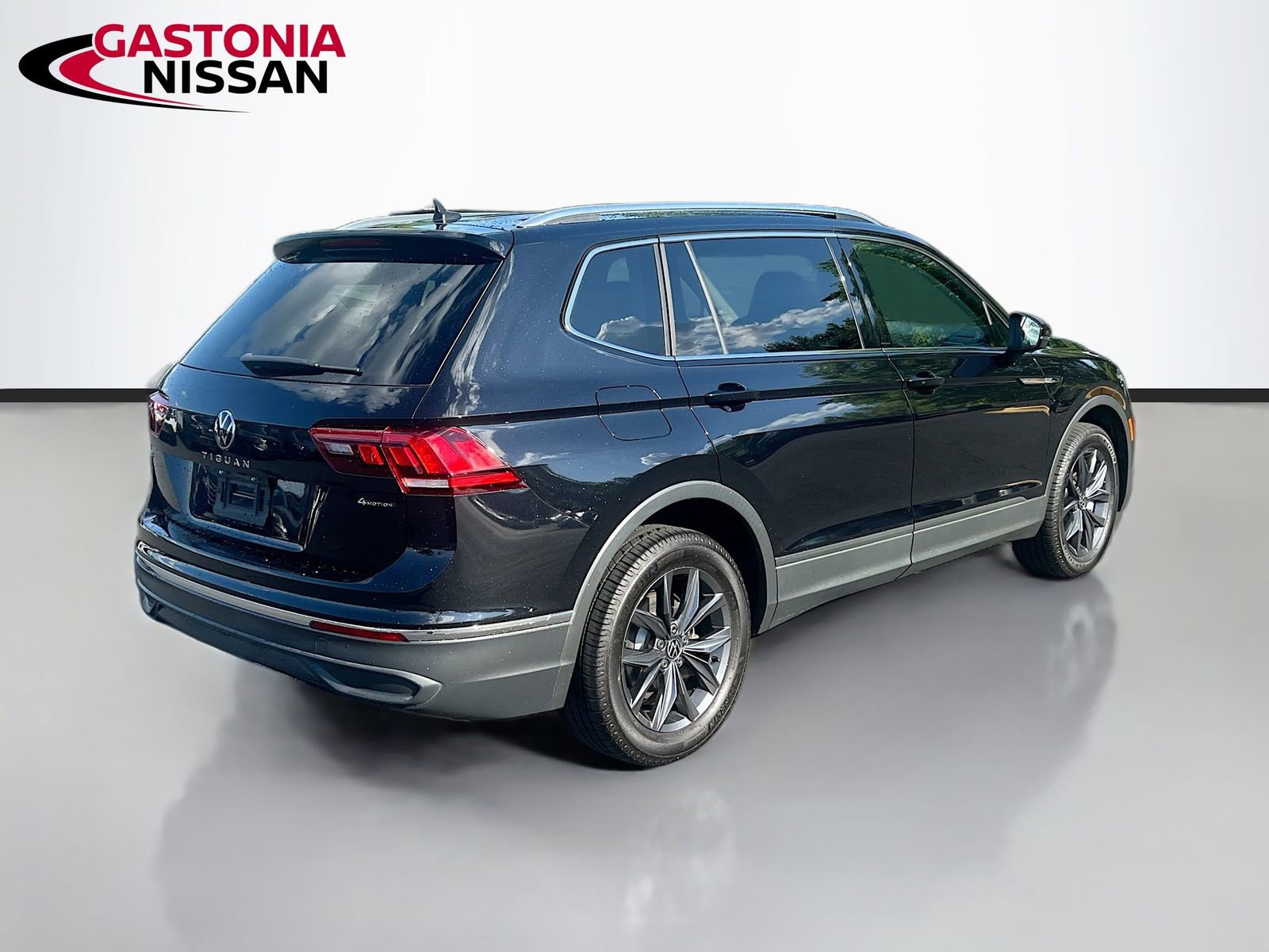 Used 2022 Volkswagen Tiguan SE AWD/4WD image 9