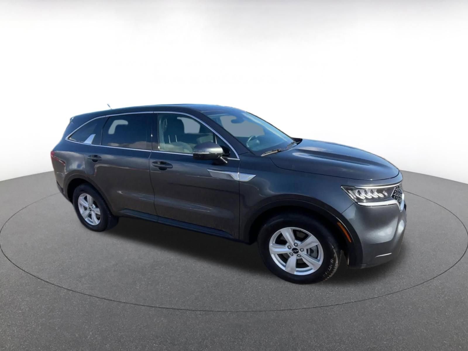 Used 2023 Kia Sorento LX FWD image 2