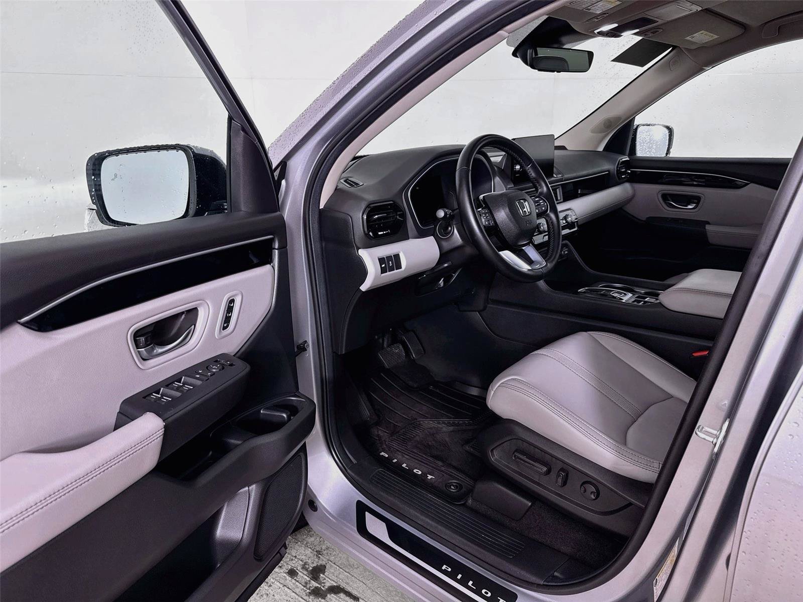 Used 2025 Honda Pilot EX-L image 3