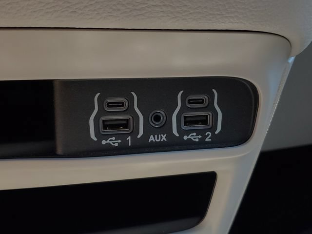 Used 2024 Chrysler Pacifica Touring-L AWD/4WD image 31