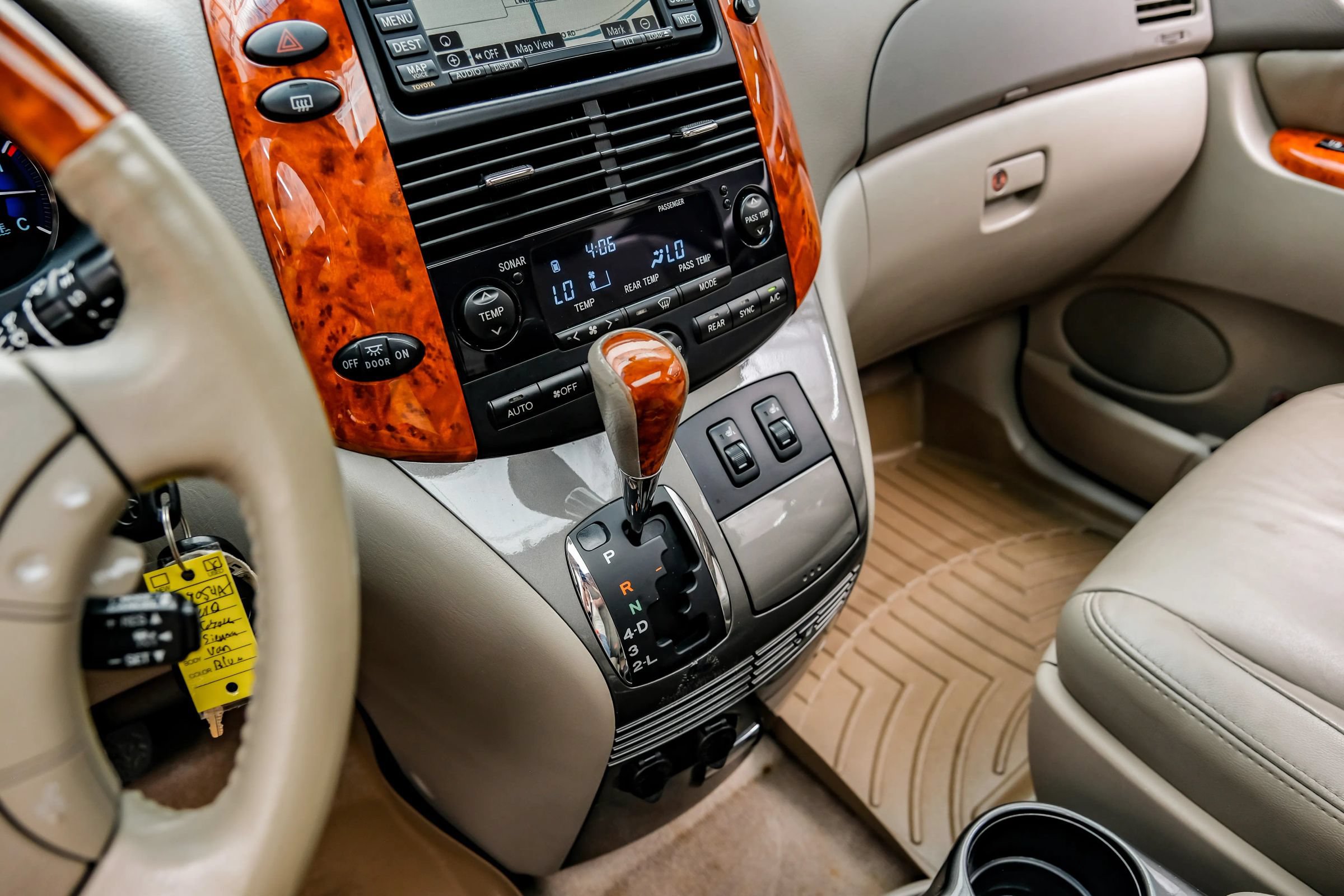 Used 2010 Toyota Sienna XLE Limited FWD image 28