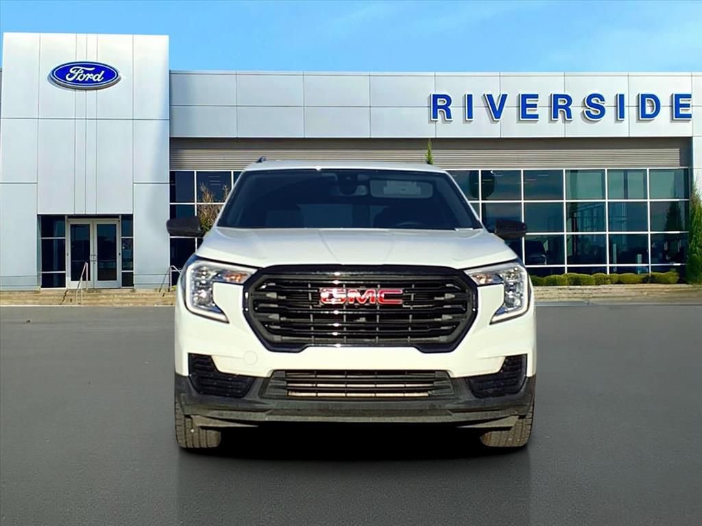 Used 2023 GMC Terrain SLE w/ Driver Convenience Package image 2