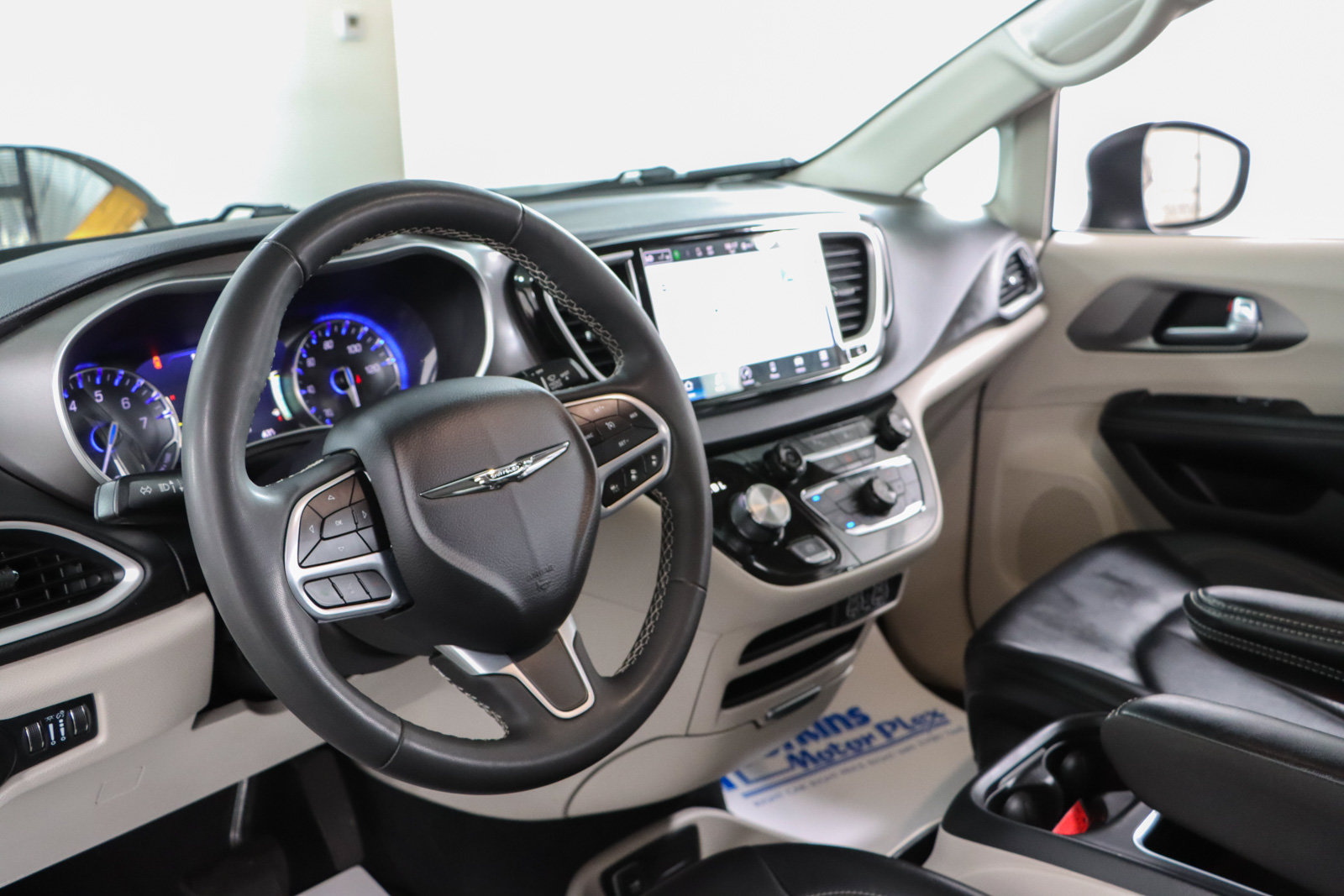 Used 2023 Chrysler Pacifica Touring-L FWD image 22