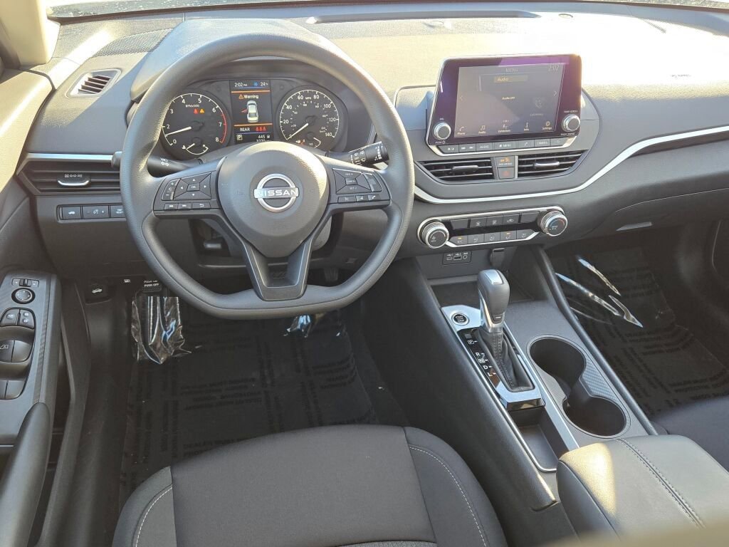 Used 2025 Nissan Altima 2.5 S FWD image 13