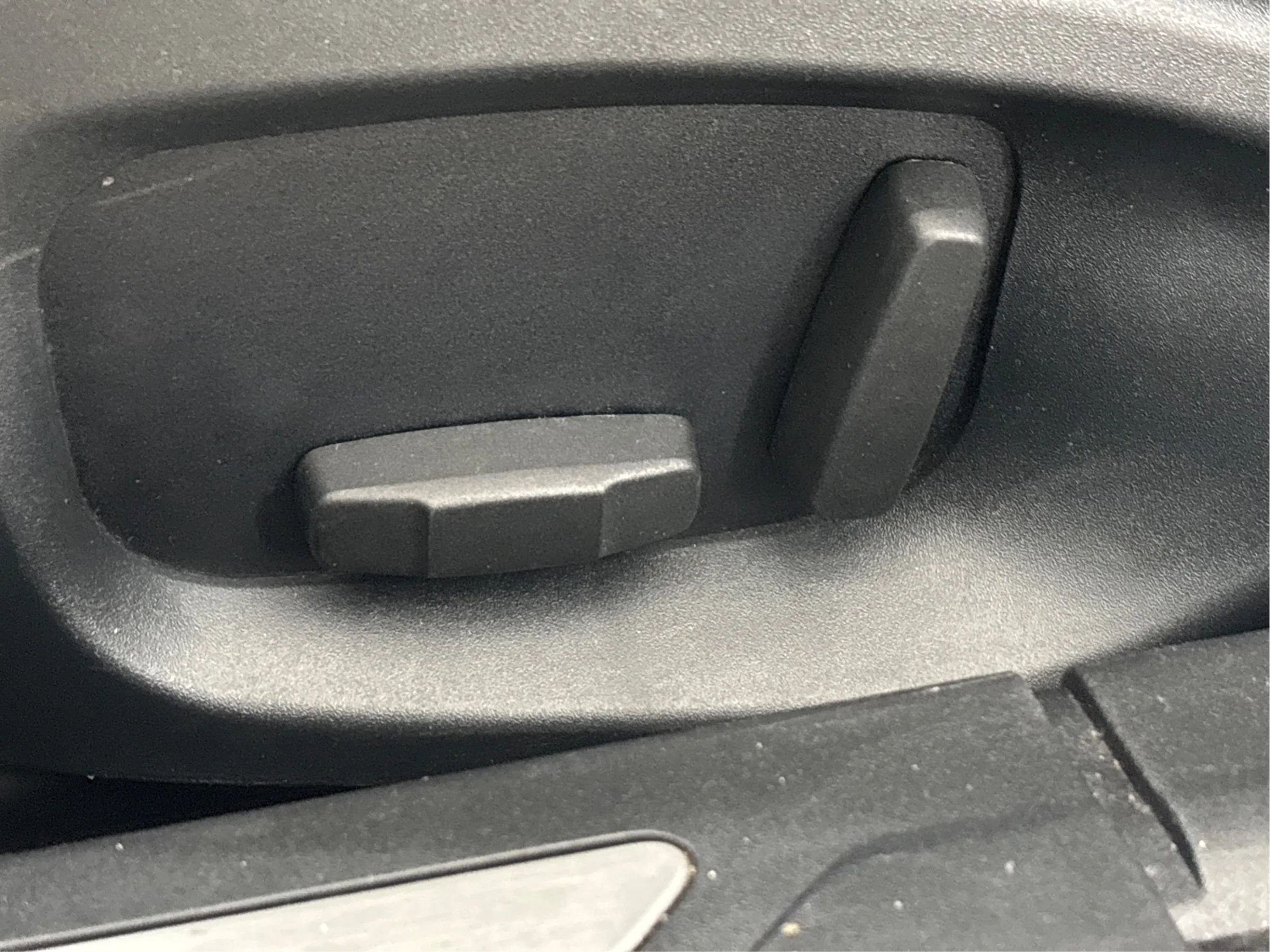 Used 2018 Jaguar XF Premium image 25