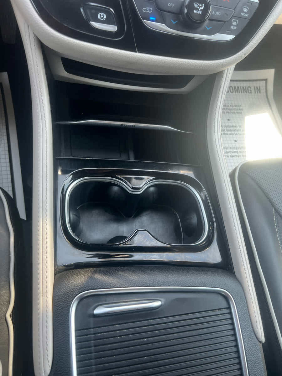 Used 2024 Chrysler Pacifica Limited image 24