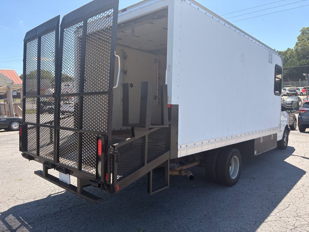 Used 2013 Chevrolet Express 4500 Extended RWD image 8