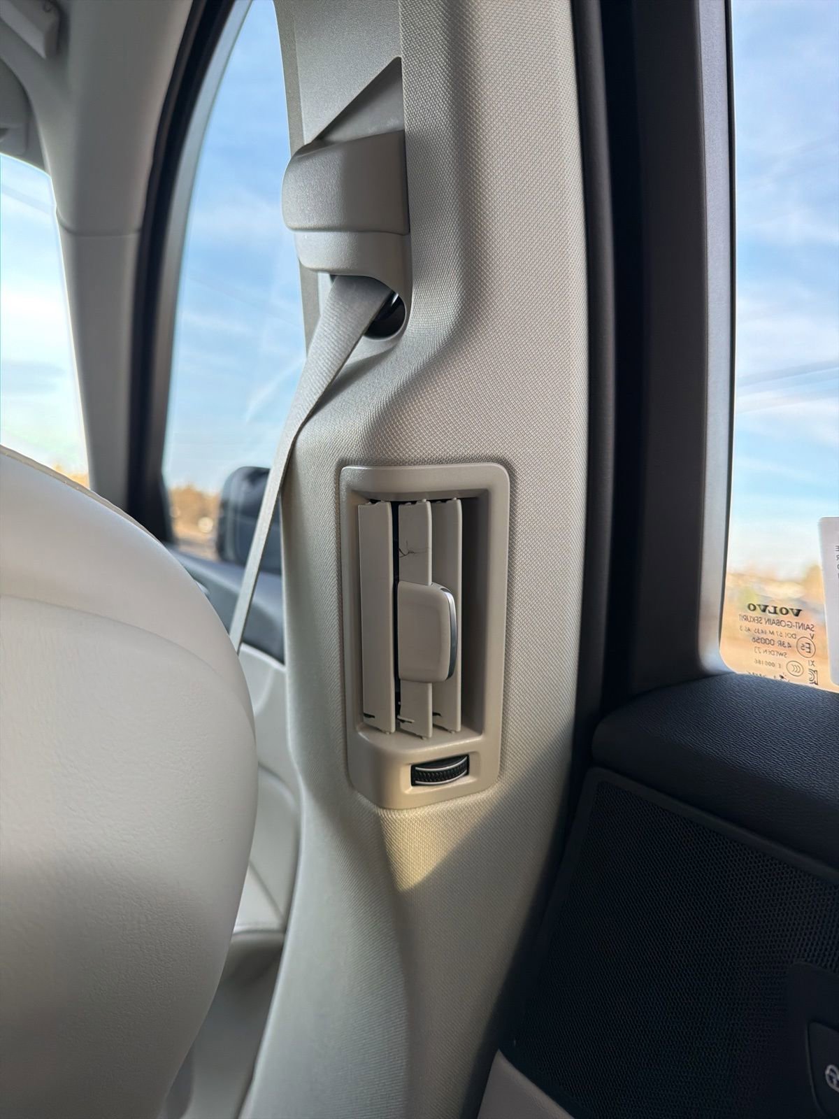 Used 2024 Volvo XC60 B5 Ultimate w/ Protection Package Premier image 31