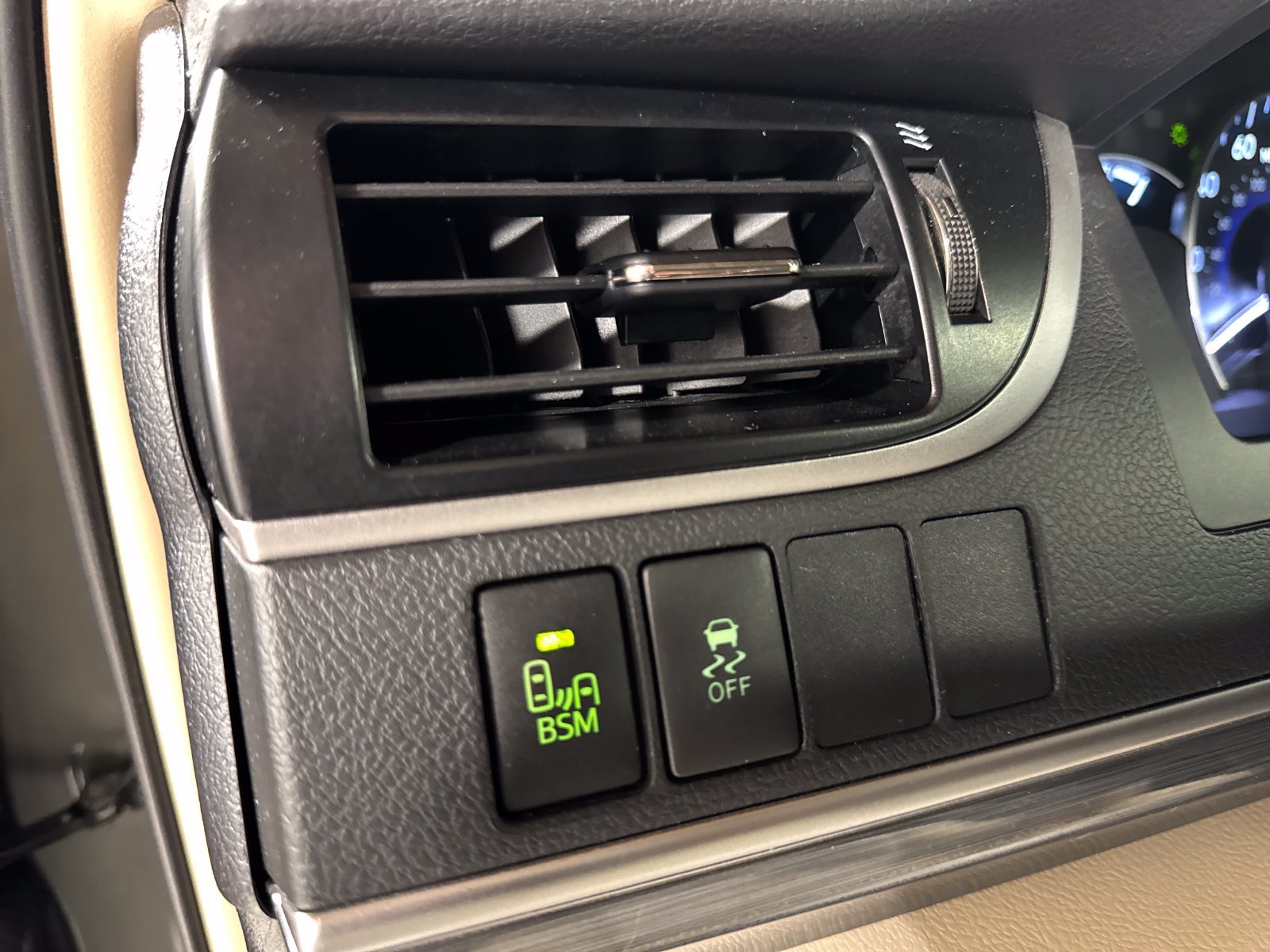 Used 2014 Toyota Camry XLE w/ Leather Package FWD image 14