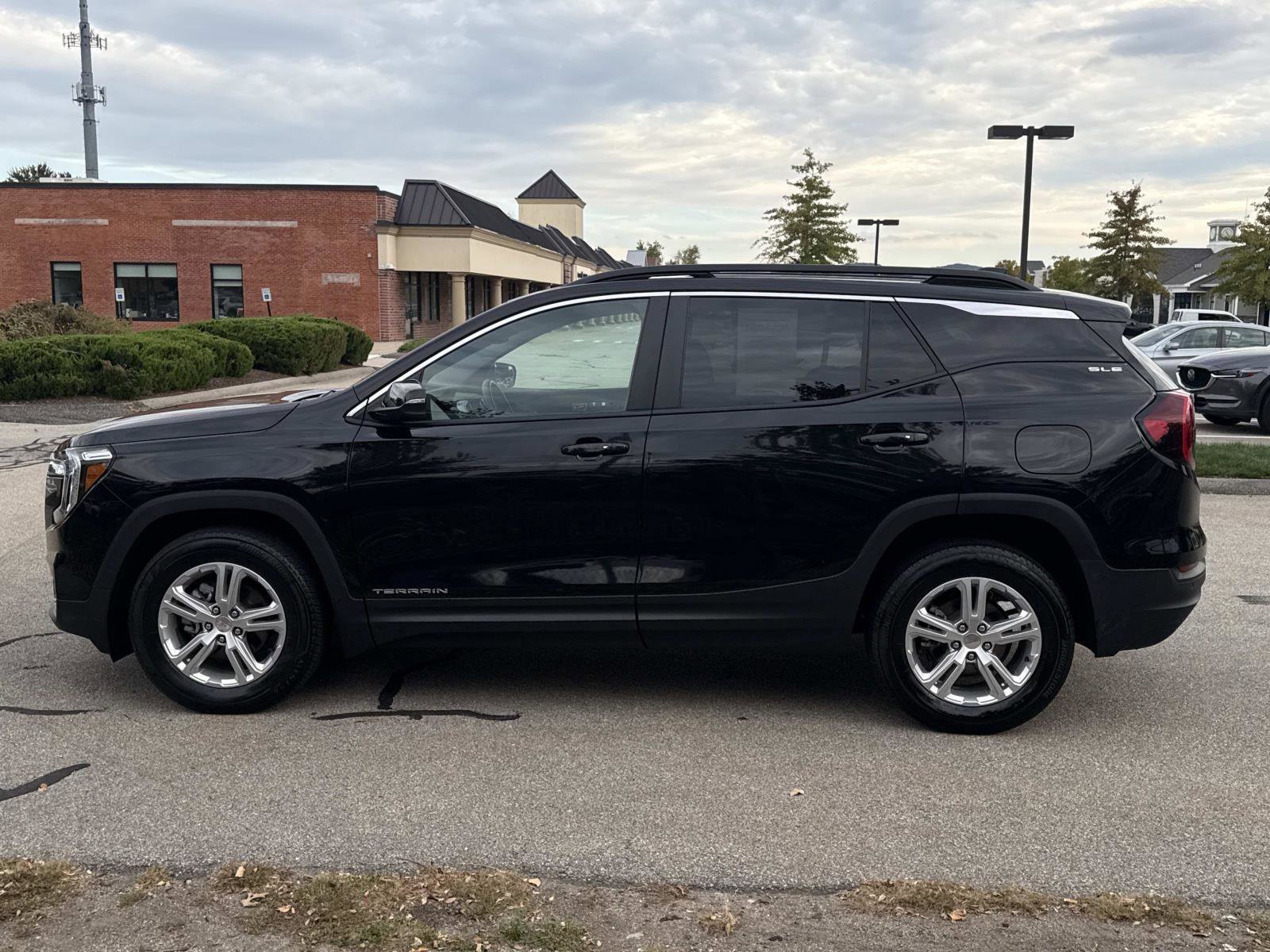 Used 2022 GMC Terrain SLE w/ Driver Convenience Package image 8