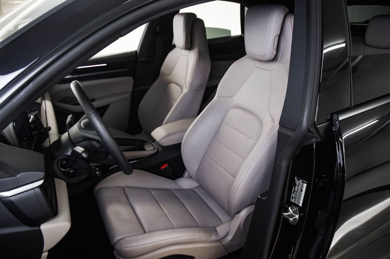 Certified 2025 Porsche Macan Electric image 4