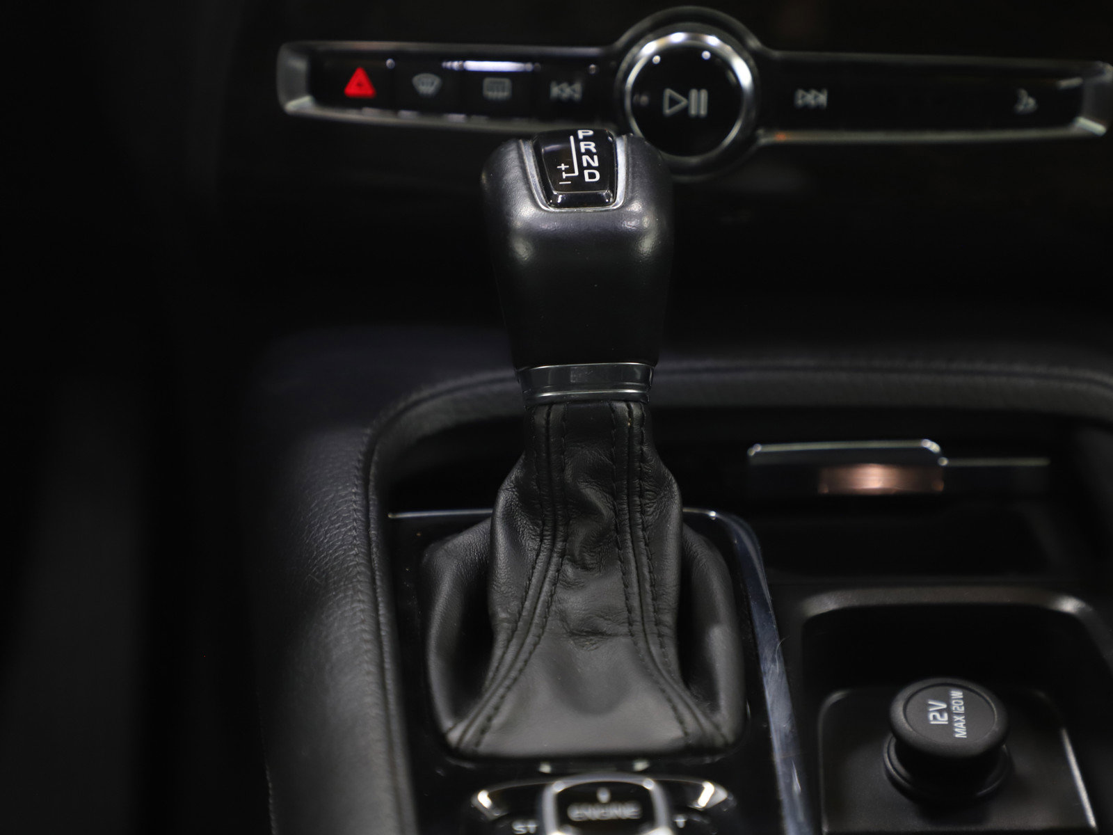 Used 2016 Volvo XC90 T6 Momentum w/ Momentum Plus Package image 18