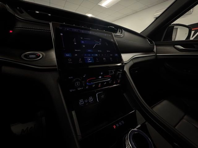Used 2025 Jeep Grand Cherokee Limited w/ Black Appearance Package image 16