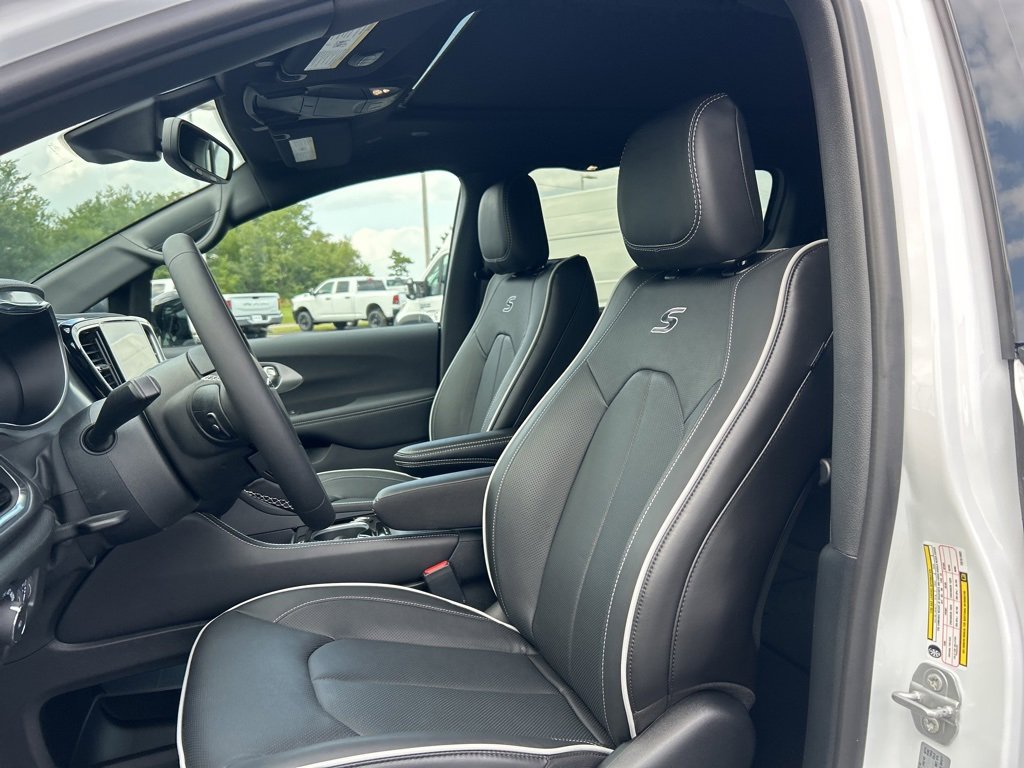 New 2026 Chrysler Pacifica Limited w/ S Appearance Package image 11