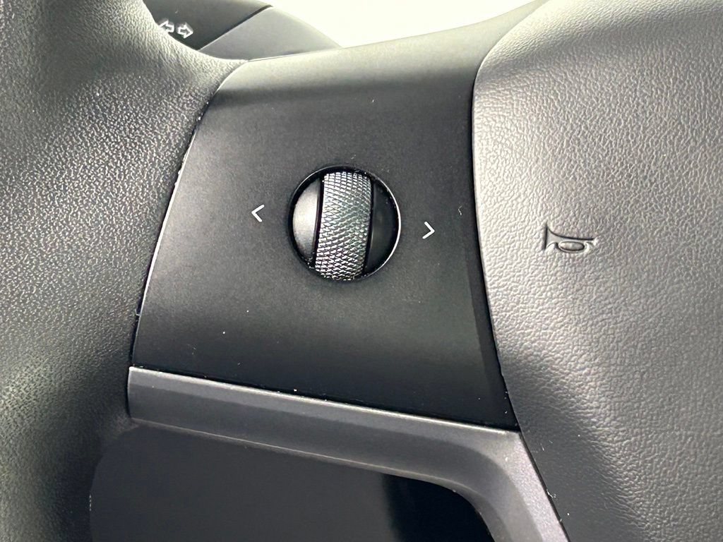 Used 2024 Tesla Model Y 2WD image 23