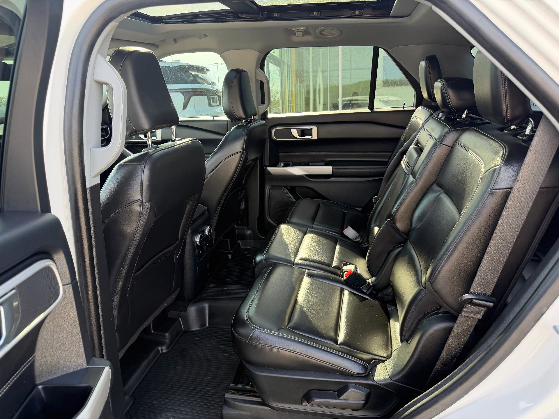 Used 2022 Ford Explorer XLT w/ Equipment Group 202A AWD/4WD image 19