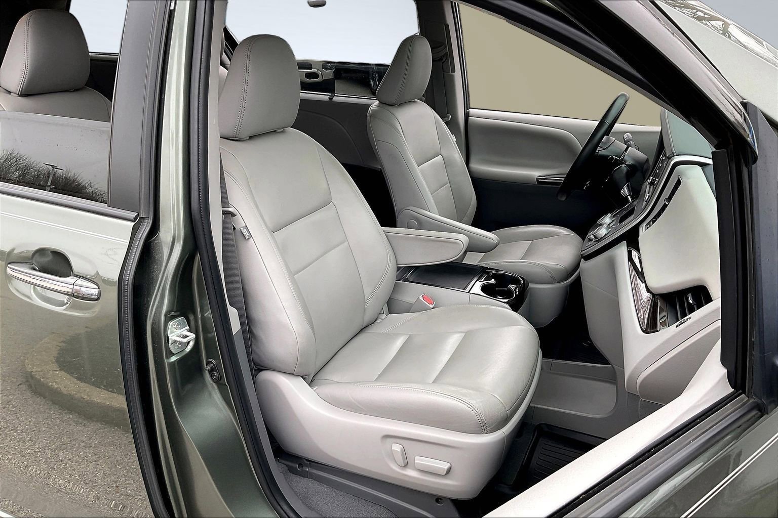 Used 2020 Toyota Sienna XLE w/ XLE Navigation Package image 7