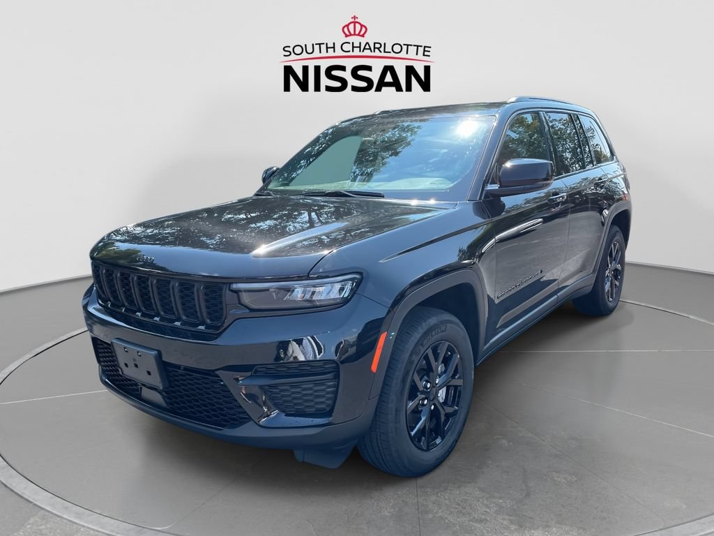 Used 2025 Jeep Grand Cherokee Altitude AWD/4WD image 3