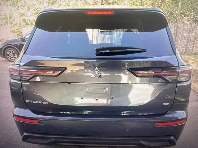 Used 2025 Mitsubishi Outlander SE FWD image 3