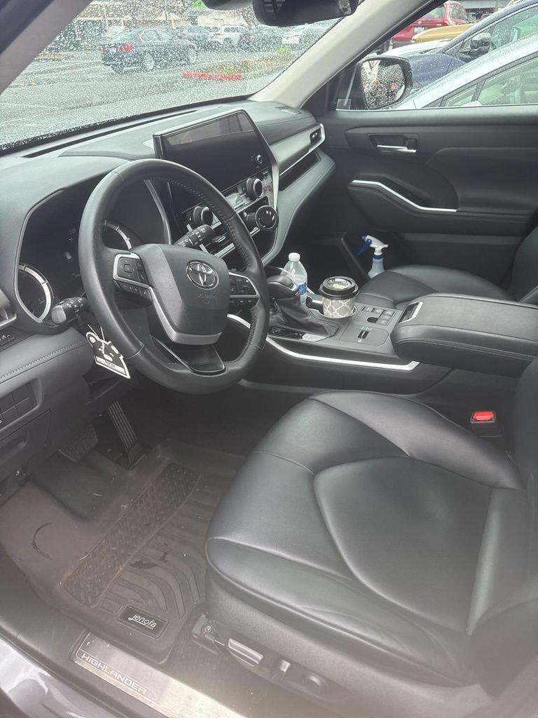 Used 2024 Toyota Highlander XLE image 3