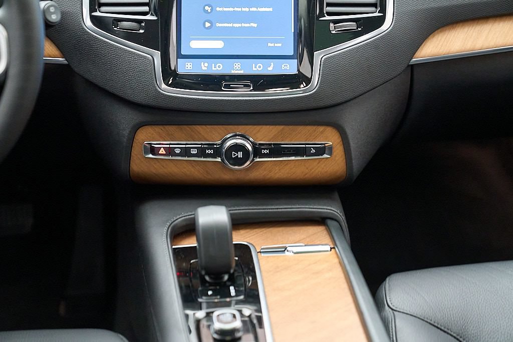 Certified 2025 Volvo XC90 B6 Plus AWD/4WD image 30