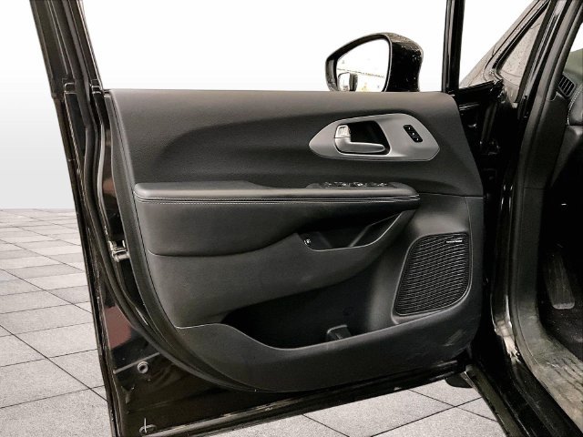 Used 2019 Chrysler Pacifica Limited w/ Advanced Safetytec Group FWD image 22