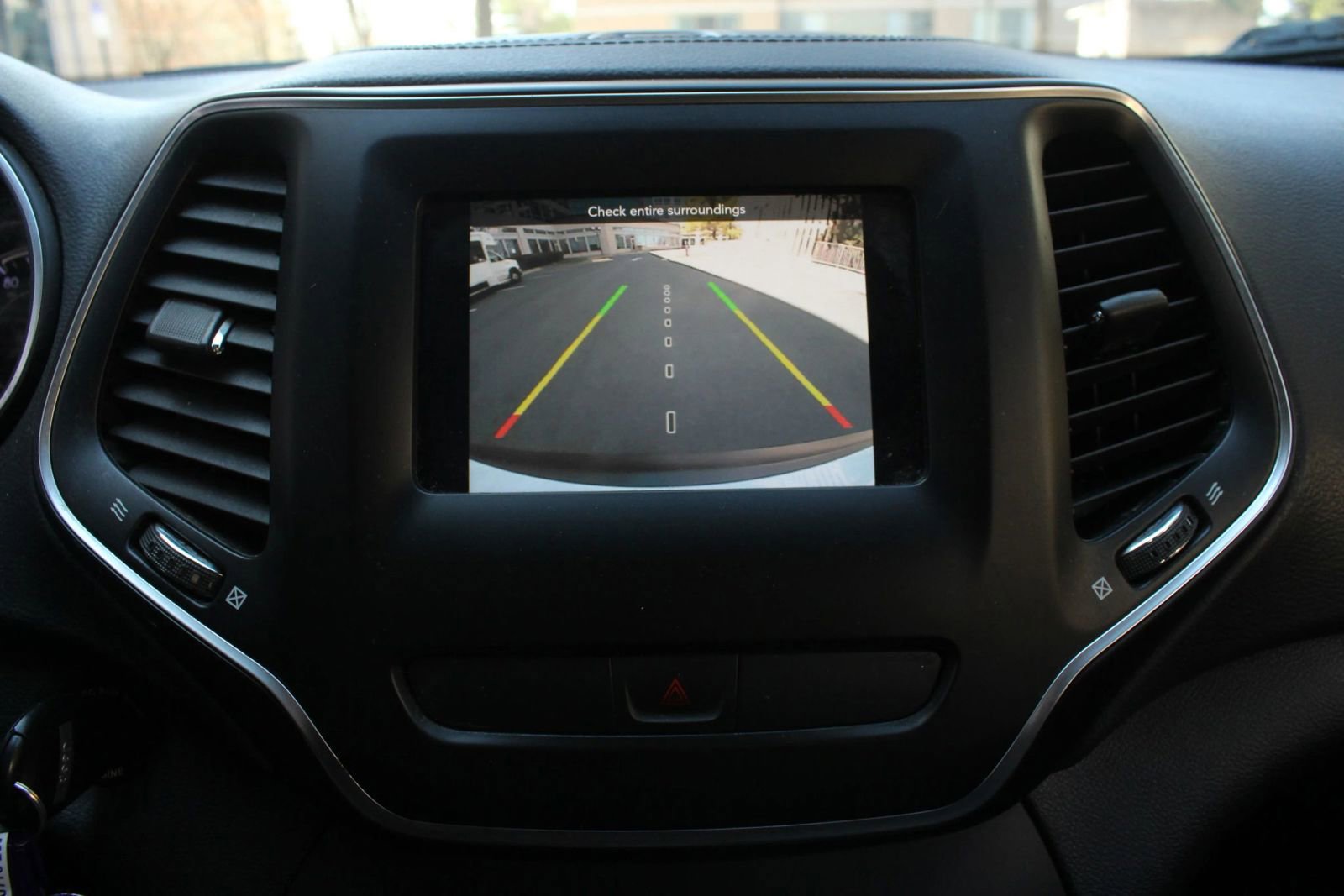 Used 2020 Jeep Cherokee Latitude FWD image 34