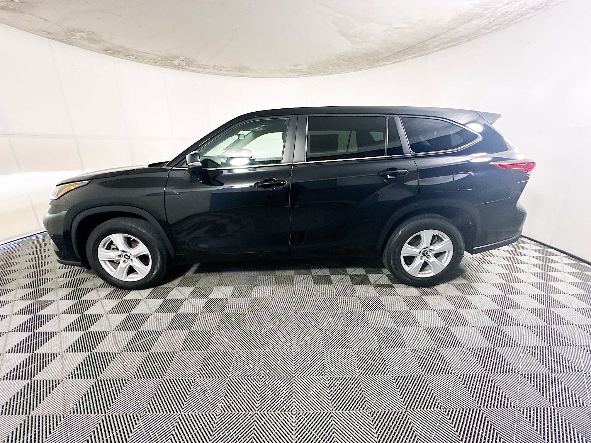 Used 2023 Toyota Highlander L FWD image 6