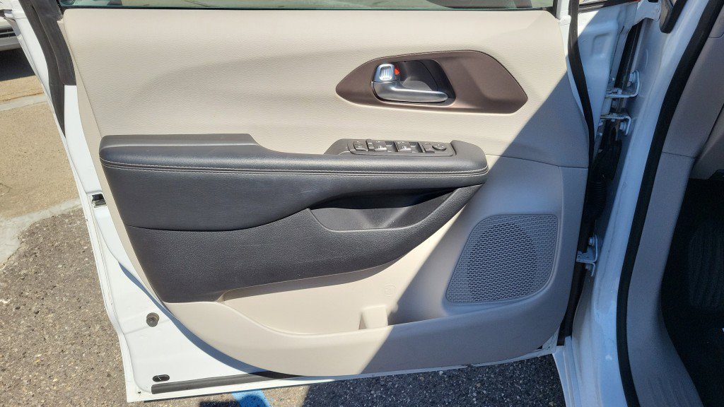Used 2020 Chrysler Voyager L FWD image 13