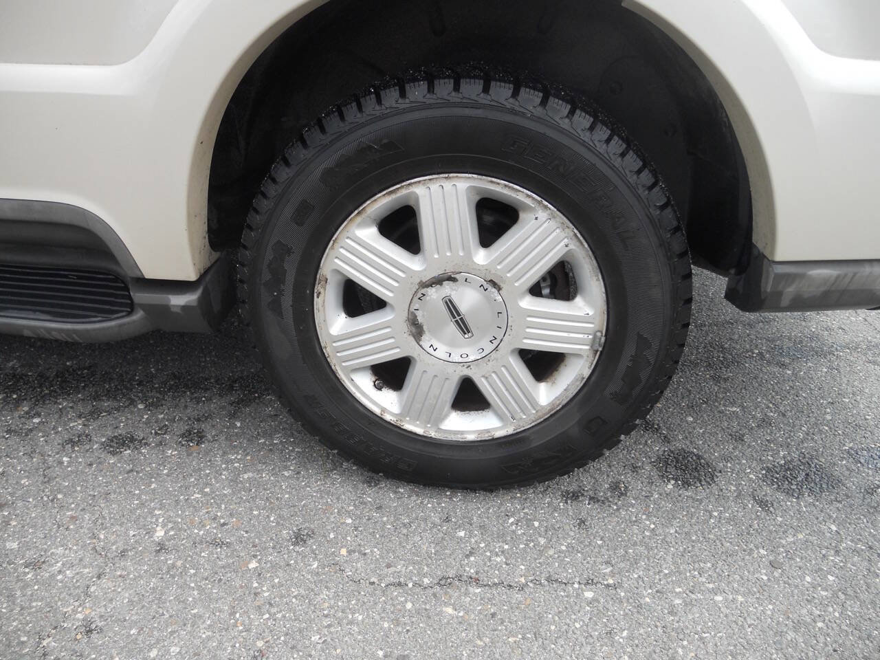 Used 2005 Lincoln Aviator AWD image 10