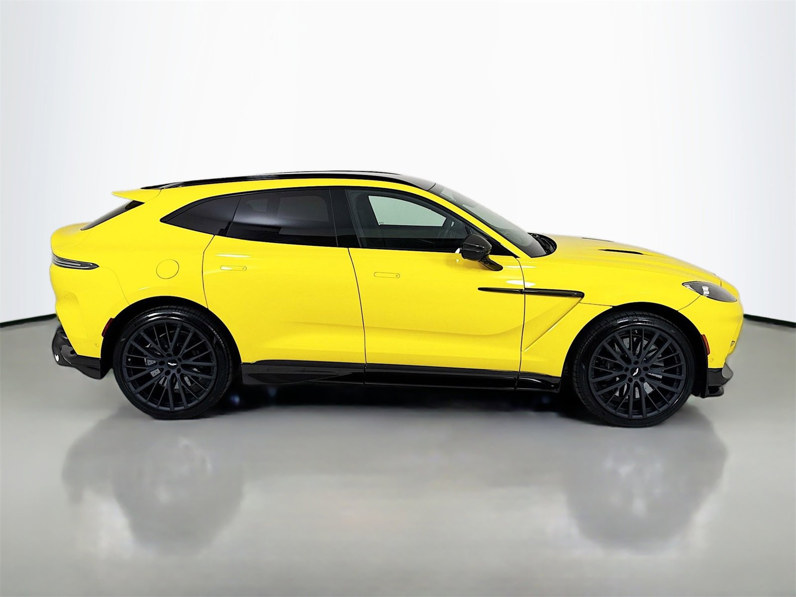 Used 2025 Aston Martin DBX 707 image 9