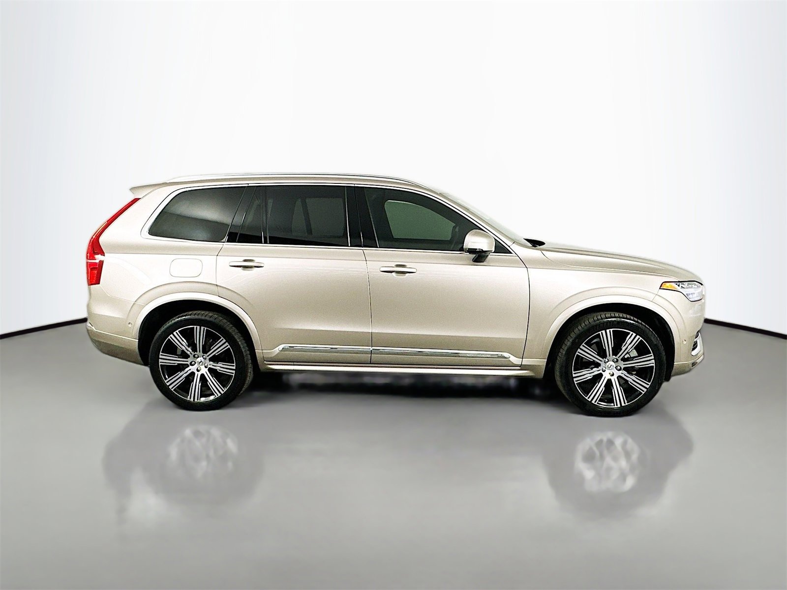 Used 2024 Volvo XC90 T8 Ultimate w/ Lounge Package image 8