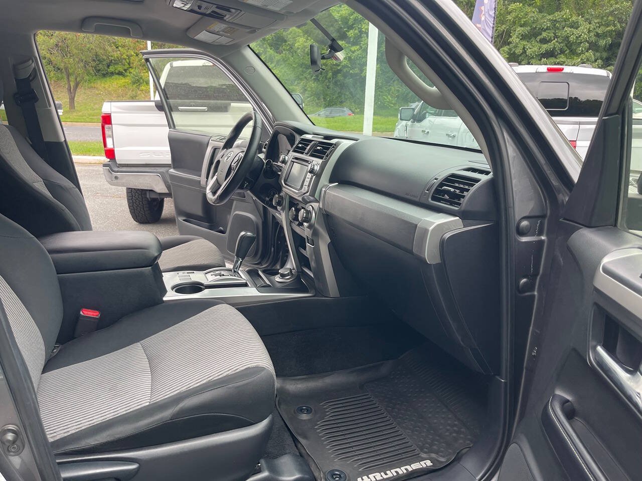Used 2017 Toyota 4Runner SR5 AWD/4WD image 33