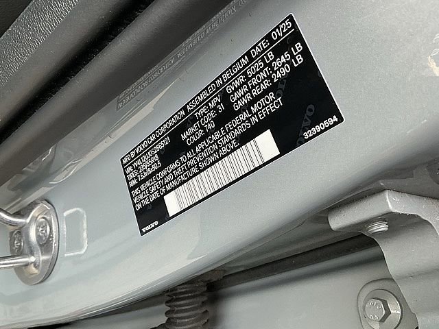 Certified 2025 Volvo XC40 B5 Core image 30