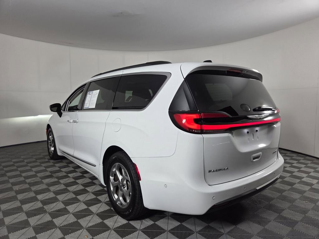 Used 2023 Chrysler Pacifica Limited w/ Uconnect Theater Family Group image 7