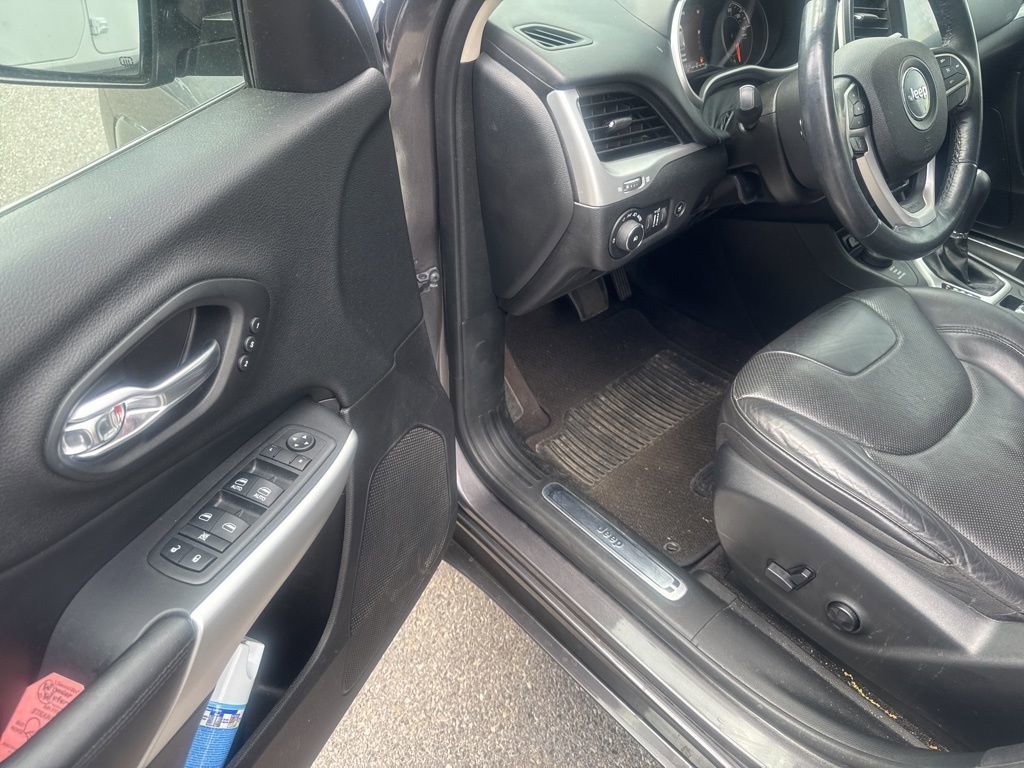 Used 2018 Jeep Cherokee Overland AWD/4WD image 17