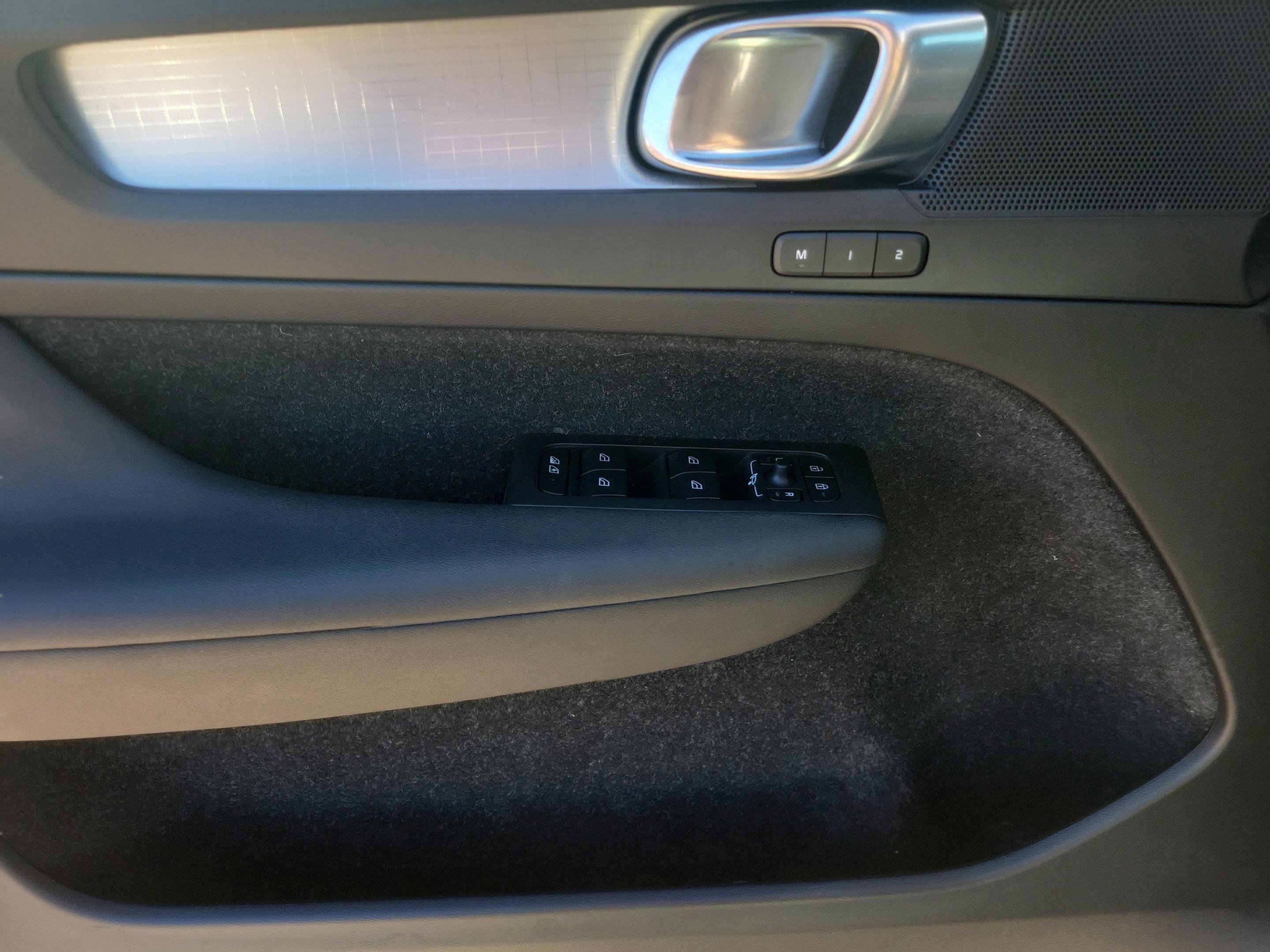 Used 2020 Volvo XC40 T5 Momentum w/ Protection Package Premier image 12