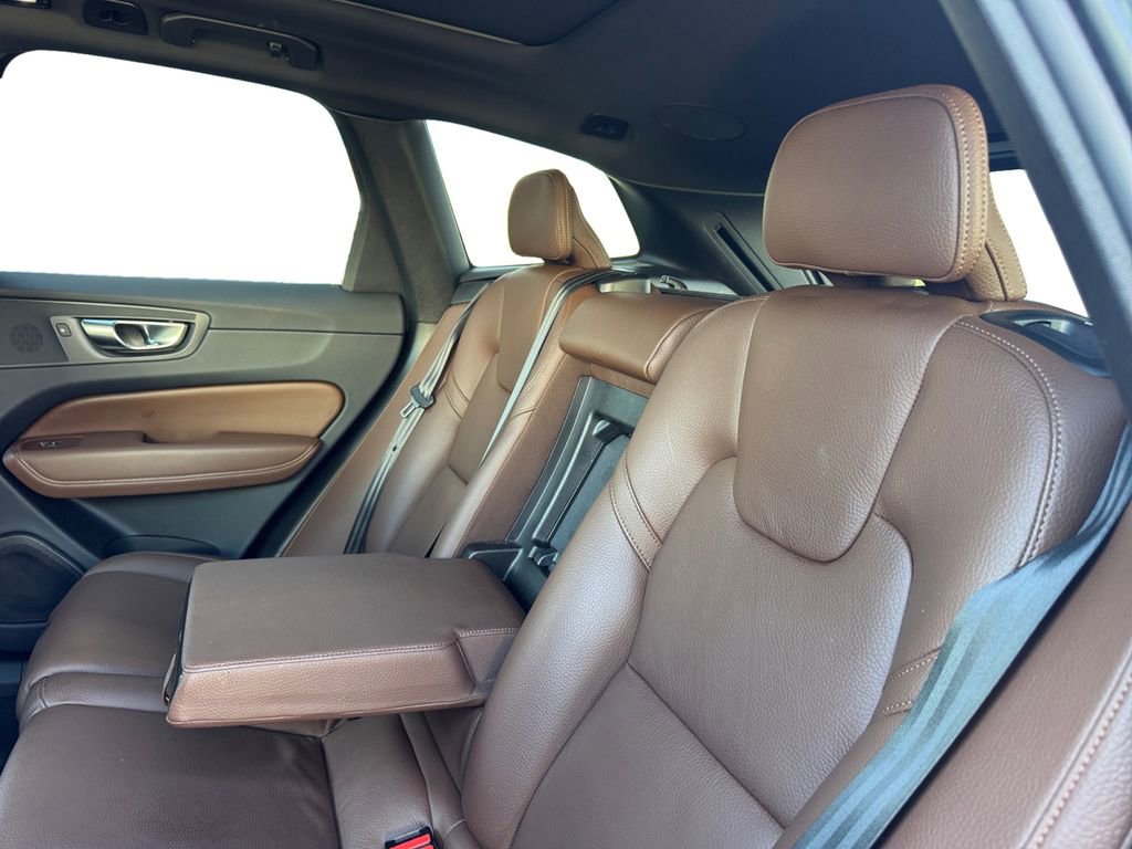 Certified 2023 Volvo XC60 B5 Plus AWD/4WD image 24