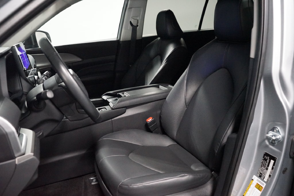 Used 2025 Toyota Grand Highlander AWD image 6